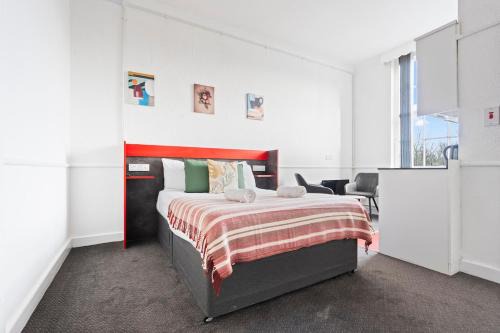 Dudley Apartment | Modern Self-Contained Studio in Dudley with Parking