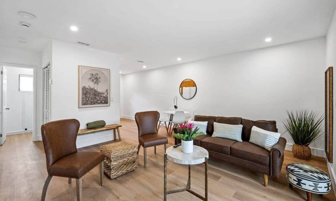 Sailboat Bend Apartment | Modern Stay Condo- 2 bed 1 bath Near Riverwalk