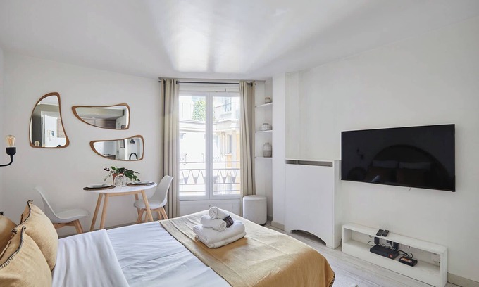 Chaillot Apartment | Modern Studio Montaigne Champs Elysees