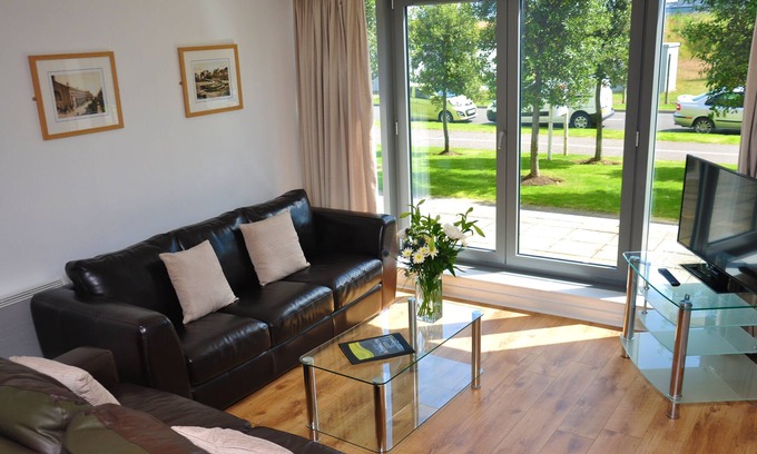 Newhaven Apartment | Modern Two Bedroom Apartment - Free parking - Excellent Wifi connection