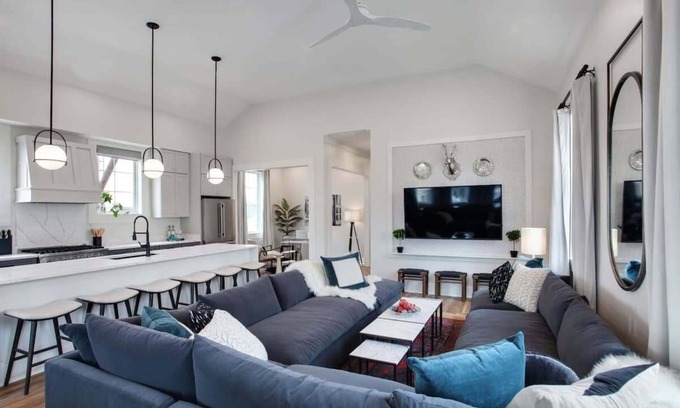Faubourg Lafayette Hotel | Modern Units With Heated Pool