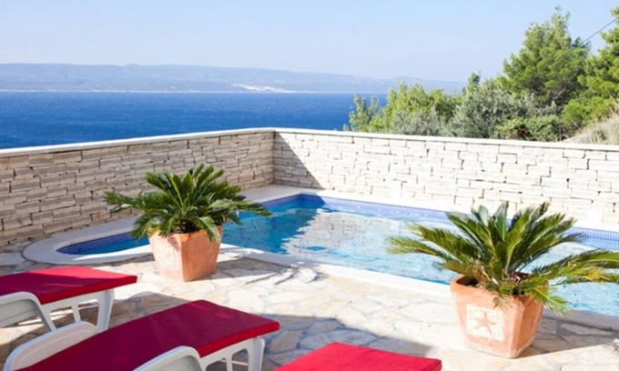 Pisak Apartment | Modern vacation apartment with pool and sea view