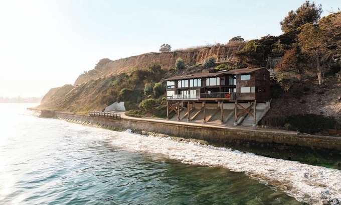 Santa Barbara House | Montecito Point — An Architectural Landmark on the Beach