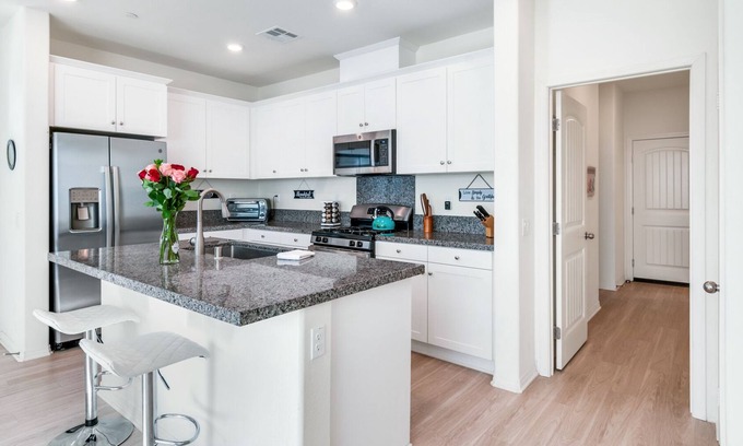Fontana Condo | Monthly~Multiple HOA🏞️~2022 Built~讲中文