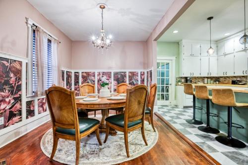 Live Oak House | Monthly Stays! - Arcade - Summer Fun Near Starland, River St & DT
