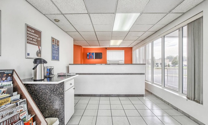 Windsor Hotel | Motel 6 Windsor, ON