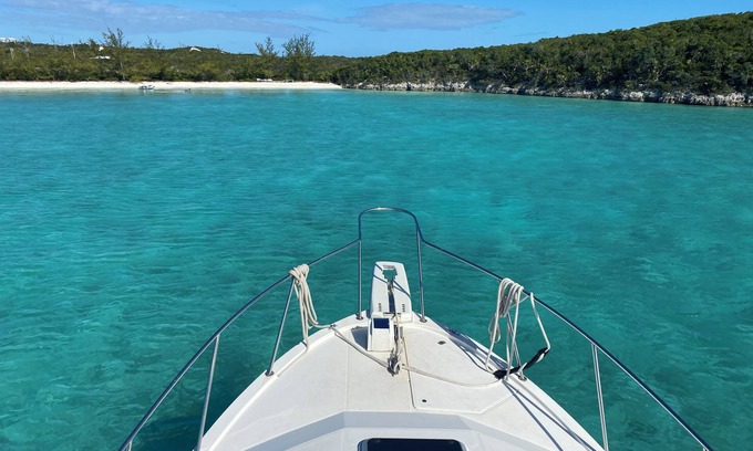 George Town Boat Rental | Motor yacht + Dinghy to explore