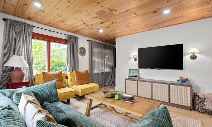 Lincoln House | Mount Washington Luxury Relaxation Getaway at the PemiCabins!