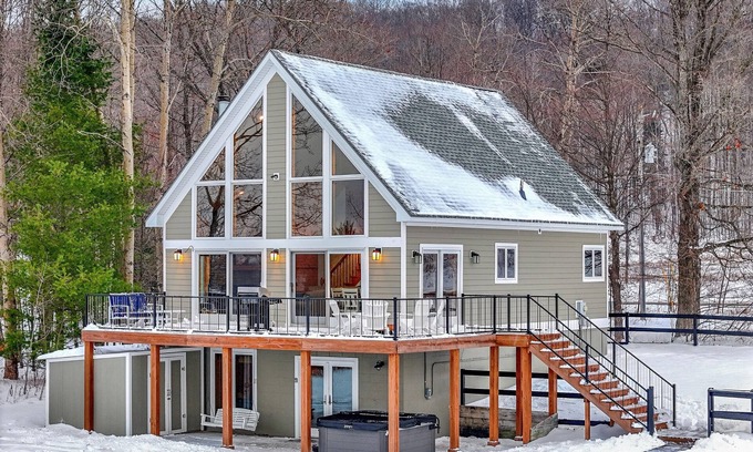 Harbor Springs House | Mountain Cabin overlooking Boyne near Nubs W/Hot Tub