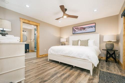 Oakland House | Mountain Laurel: New, Lake Access w. Dock Slip, Hot Tub, Dogs OK