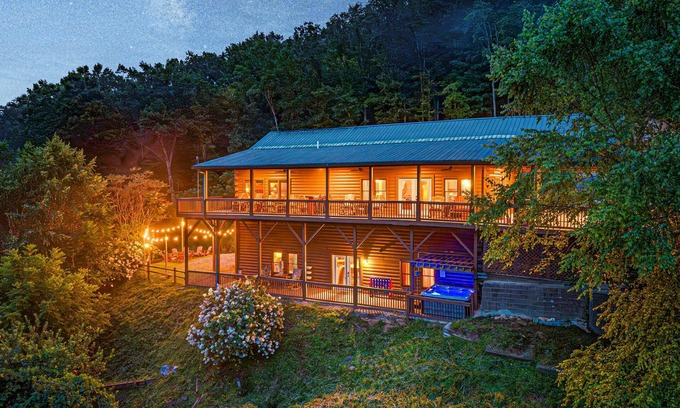 Whittier Cabin | Mountain View Cabin | Hot Tub & Coffee Bar