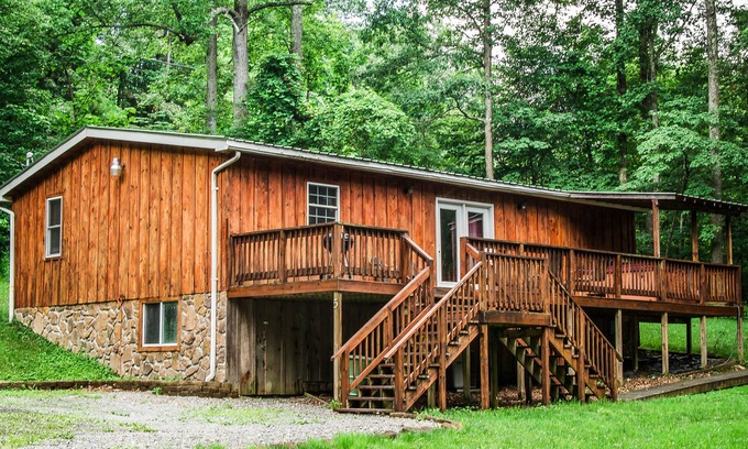Summerlee Cabin | Mountaineer Cabin 5 - 3 Bdrm with Hot Tub close to New River Gorge National Park