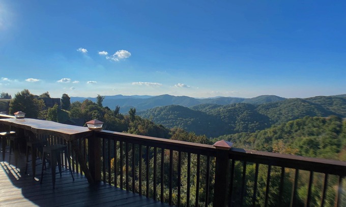Wolf Laurel Cabin | Mountaintop Cabin 1.8 miles to Hatley Pointe Ski Resort