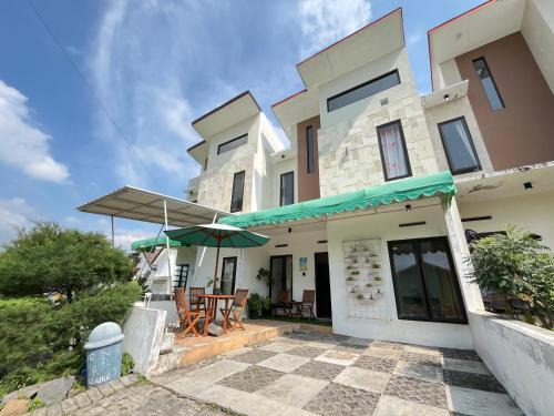 Dinoyo Villa | MP Villa Palmiers C8 Malang
