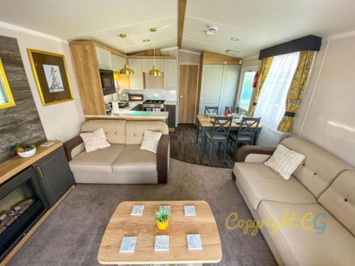 Camber Resort | MP413 - Camber Sands Holiday Park - Close to Facilities - Free Wifi - Sleeps 8 - Large Decking