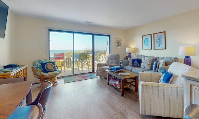 Pine Knoll Shores Condo | Multi-level, oceanfront condo with WiFi, W/D, & community pool/tennis courts