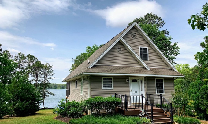 Henrico House | 🌞 Multiple Family Friendly, Modern Lake House On Deep-Water Cove, 2 Kayaks 🌞