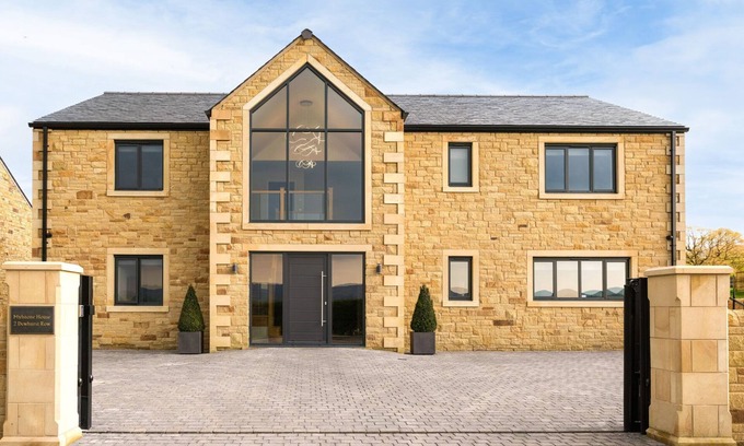 Blackburn Cottage | MYLSTONE HOUSE, family friendly, with hot tub in Langho, Lancashire