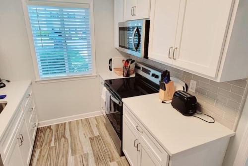 Demere Park House | N1 UPGRADED comfortable and well maintained bedrooms upstairs large living room screened porch