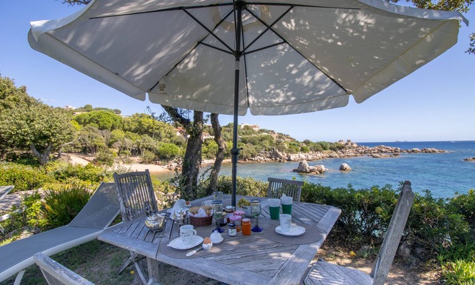 Santa Giulia Villa | n2 471/5 000nVilla A Cala d Oro with private beach, garden with sea view, Wi-Fi and AC