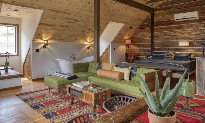 Chromo Apartment | Navajo Peak rustic South Loft