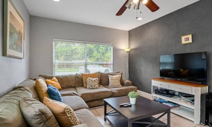 Riverside Heights House | Near Airport 3br w kitchen Game Room, Fenced Yard