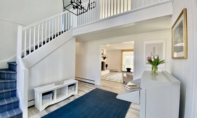 Katama House | NEAR BEACH, AIR CONDITIONED, 6 BEDROOMS, SLEEPS 9, 3.5 BATHS FERRY TICKETS AVAIL