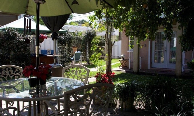Historic Old Northeast Cottage | Near Downtown-Carriage House nestled in a Secret Garden-Perfect for a Couple