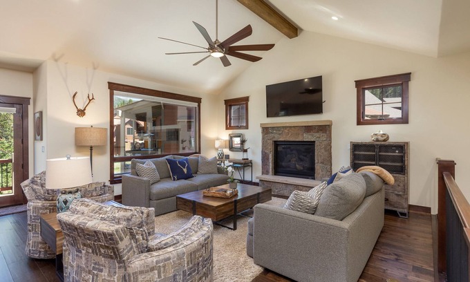 Keystone House | Near Keystone Village, Private Balcony & Large Windows with Mountain Views