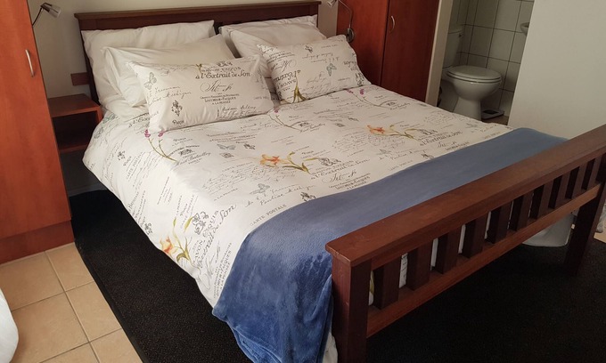 Somerset West House | Neat, modern, comfy and secure apartment with a leafy garden and parking.