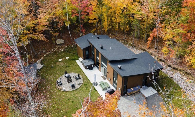 Chertsey Ski Chalet | New 3 bedroom chalet with hot tub only 1h away from Mtl