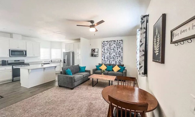 Sunridge Estates House | New! 5 Min to Casinos/River/Lake Mohave - Sleeps 8