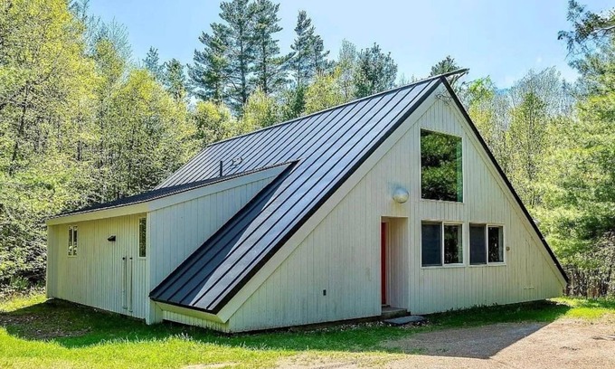 Jamaica Ski Chalet | New! 7 min to Stratton access road, HotTub, Sauna EV