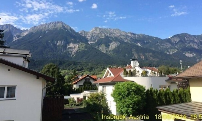 Innsbruck Apartment | New apartment with cinema view of the mountains of Innsbruck