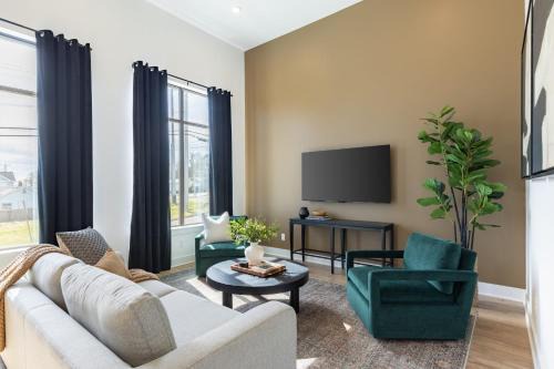 Nashville House | New Build Sleeps 12 2 Condos Modern Design Near Downtown Nashville