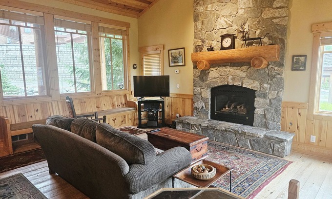 Sandpoint Cabin | NEW! Cabin 1 - 4BR Retreat w/Hot Tub & Extra Studio
