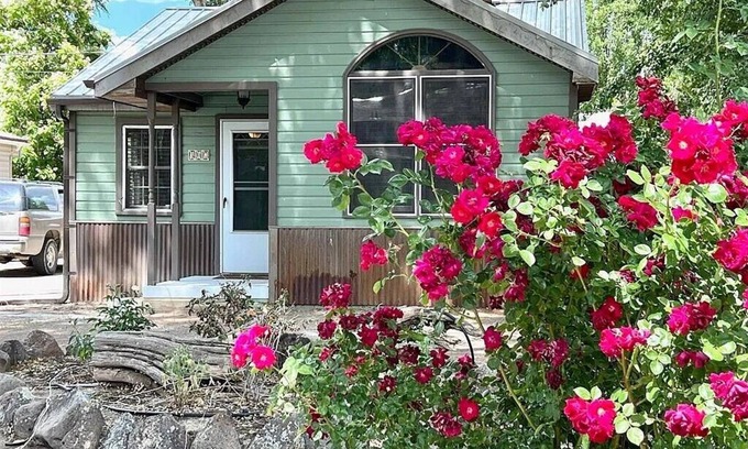 Montrose Cottage | NEW! Charming 2-3 bedroom cottage with AC in the heart of Montrose.