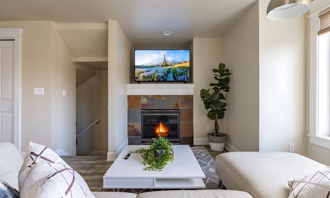 Eastlake House | NEW! Eastlake 3 br | fast wifi and views!| Sophari