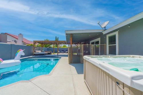 Glendale House | New king Beds Pool Hot Tub Outdoor Fireplace