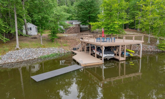 Wise House | New:Lakefront, Firepit, Deck, Dock, Kayak, Great times on Lake Gaston