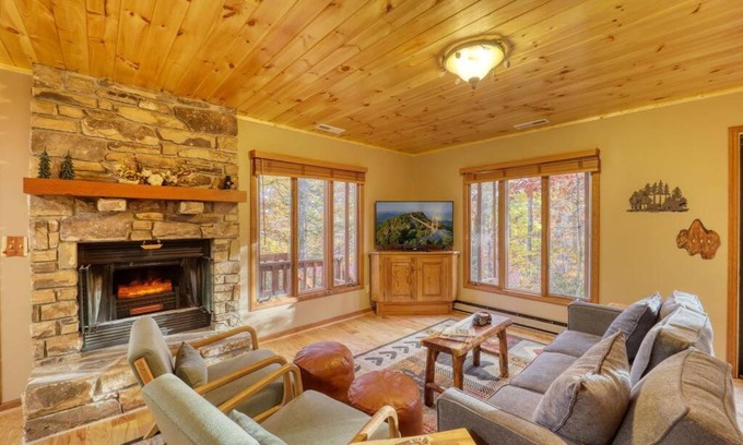 Newland House | New Listing 4BD3BA Pine Haven Getaway