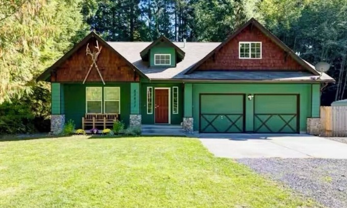 Ashford Cabin | NEW LISTING! Freshly Renovated - Sleeps 8! Offering HOT TUB+BBQ!