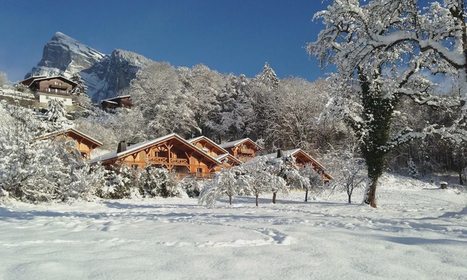 Samoens Apartment | NEW LISTING - Stylish chalet-style apartment with stunning views in Samoens