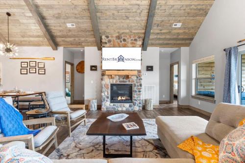 Table Rock House | New Log Cabin, Free Local Attraction Tickets Daily, Ozark Views, Cmty Amenities!