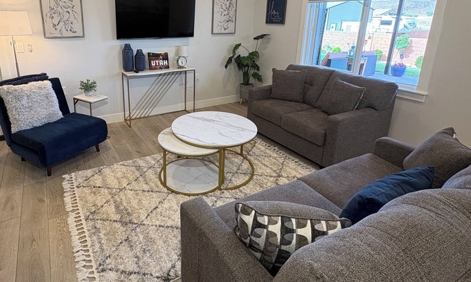 Toquerville House | NEW Modern basement casita with majestic views just 24mi to Zion National park