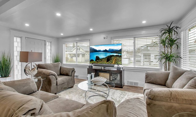 Cheektowaga House | New Modern Home in well appointed Buffalo, NY neighborhood.