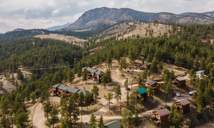 Bailey House | NEW Modern Mtn Chalet; hidden gem that is walkable to town!