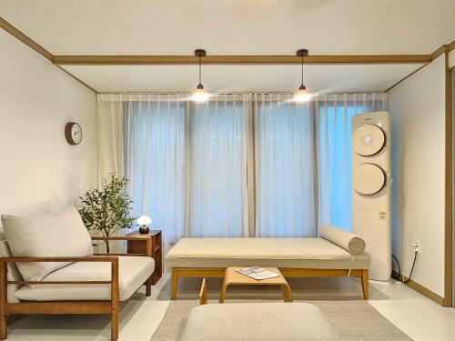 Mangwon-dong Apartment | New Open #Room3 #최대 8인숙소 #호텔침구 #망원시장1분 #홍대15분 #반려견가능