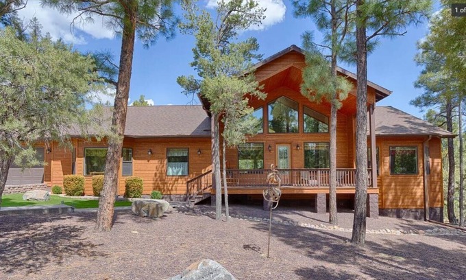 Sierra Pines Cabin | ⭐️New Premier Listing⭐️ Spacious, Private Cabin in Pine Top Show Low Grill+Deck+AC