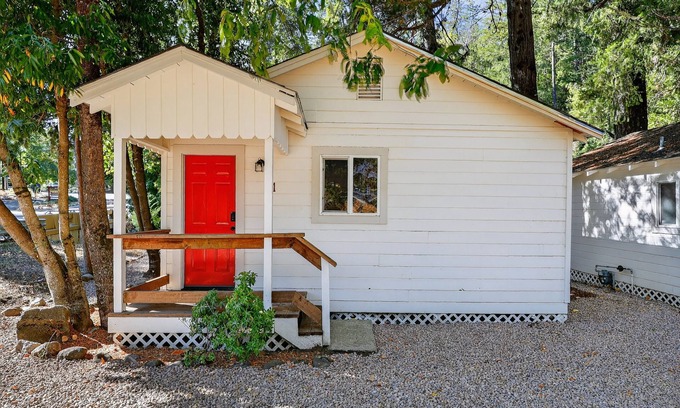 Cobb Apartment | NEW! Rouge Cobb Mountain Hotel - Cabin 1